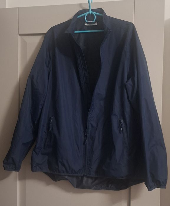Granatowa kurtka przeciwdeszczowa marki Janina ze stójką i zamkiem bły