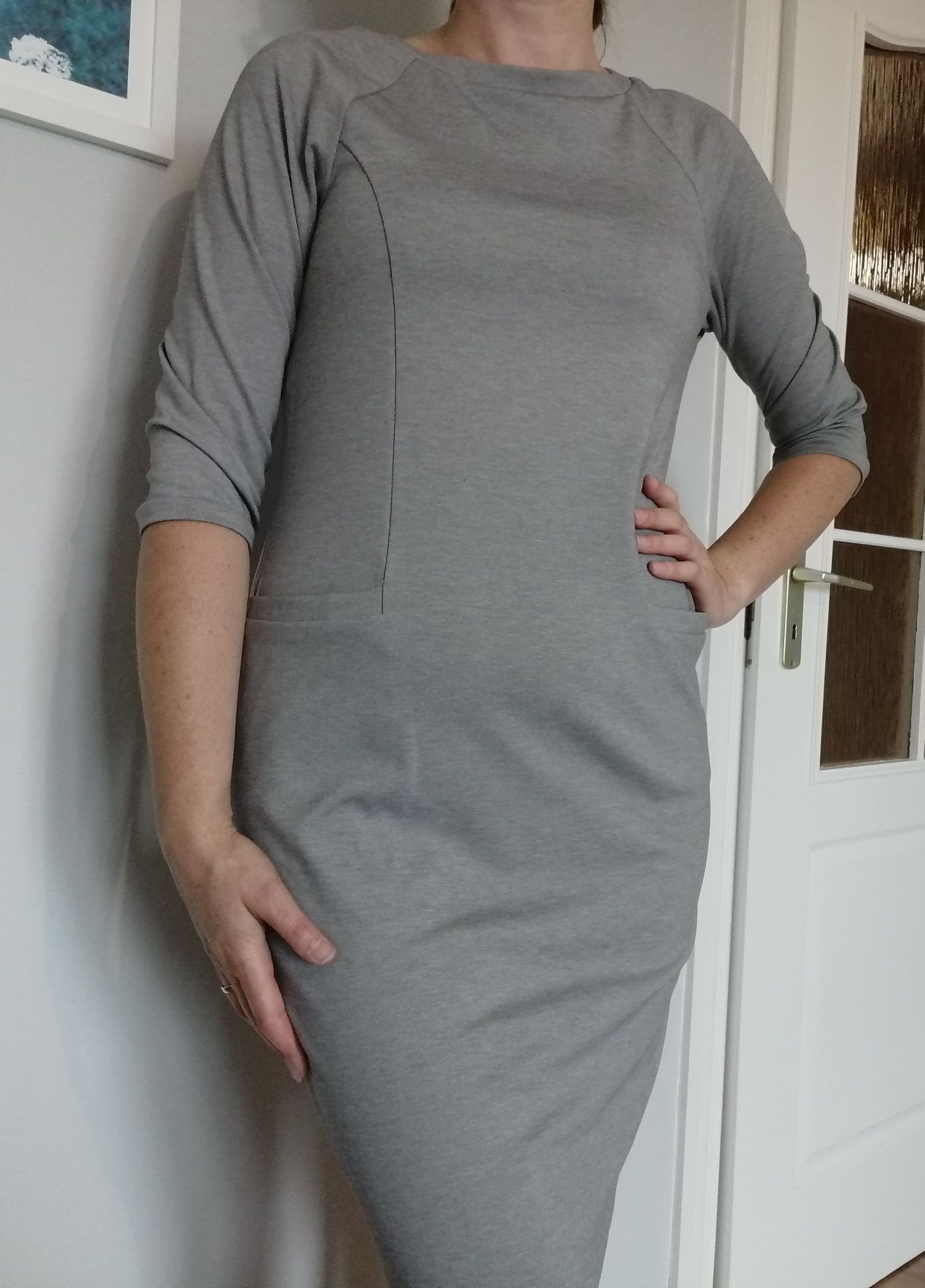 Szara, elastyczna sukienka r. 38