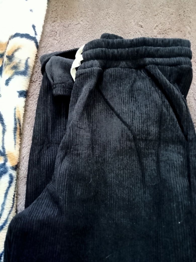 Dois pijamas e umas calças forro em pêlo.