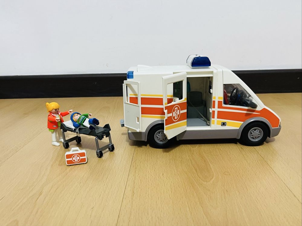 Hospital com Helicóptero e Ambulancia Playmobil