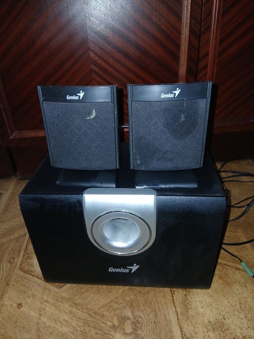 Subwoofer głośnik Genius SW 2,1 850 z dwoma głośnikami.