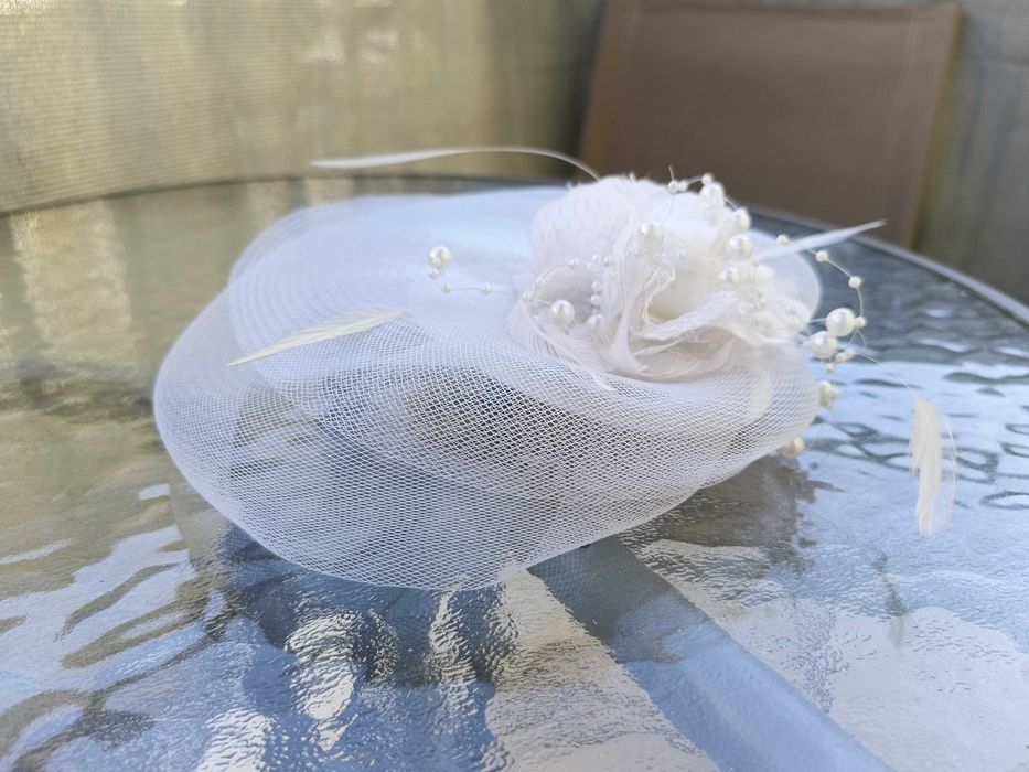 Biały kapelusz ślubny tiulowy