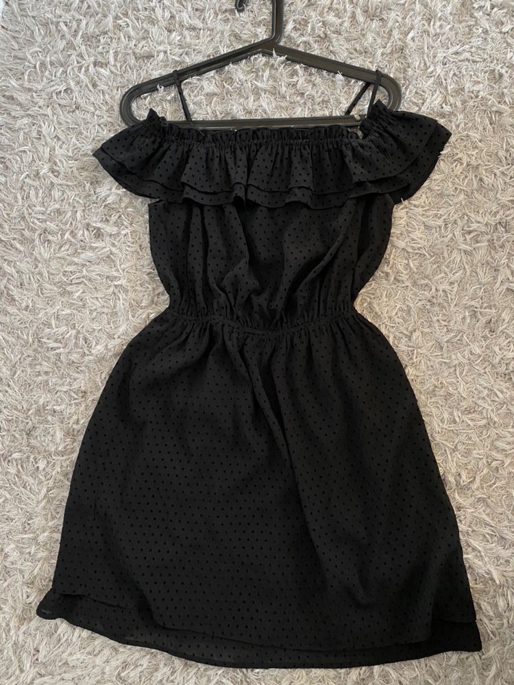 Czarna letnia Sukienka z odkrytymi ramionami H&M z halką, falbany