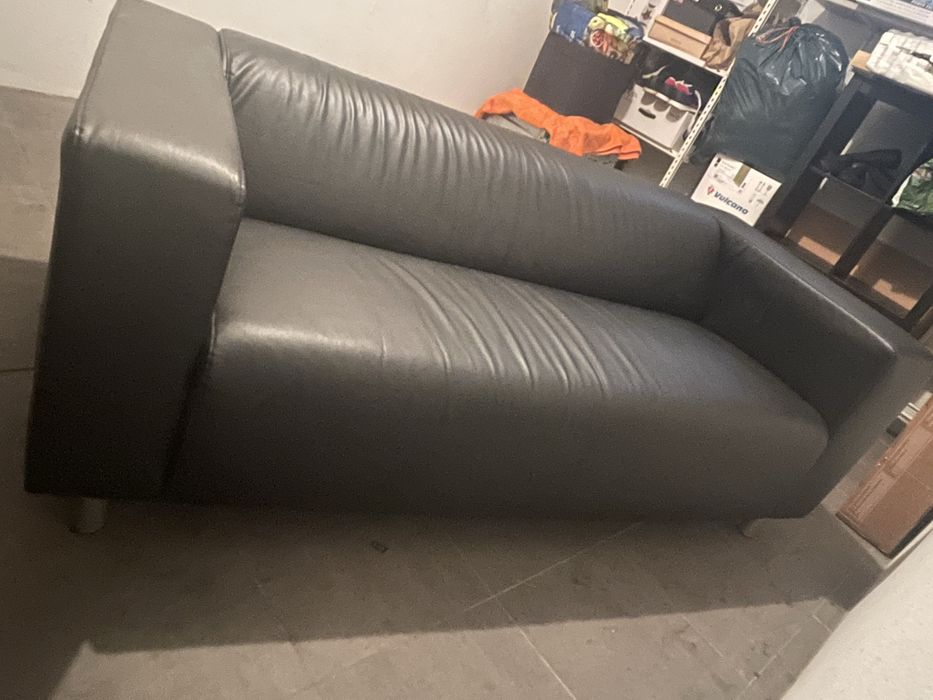 Sofá preto em pele sintetica