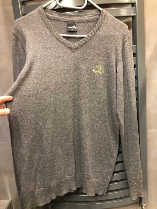szary sweterek męski rozmiar M House dekolt w serek
