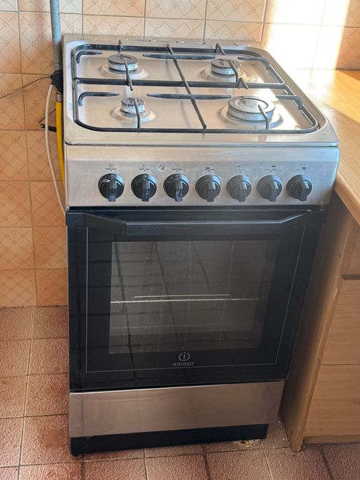 Kuchenka gazowa  z piekarnikiem elektrycznym INDESIT