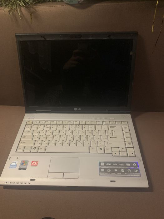 Ноутбук 2008 року з сумкою в мишкою