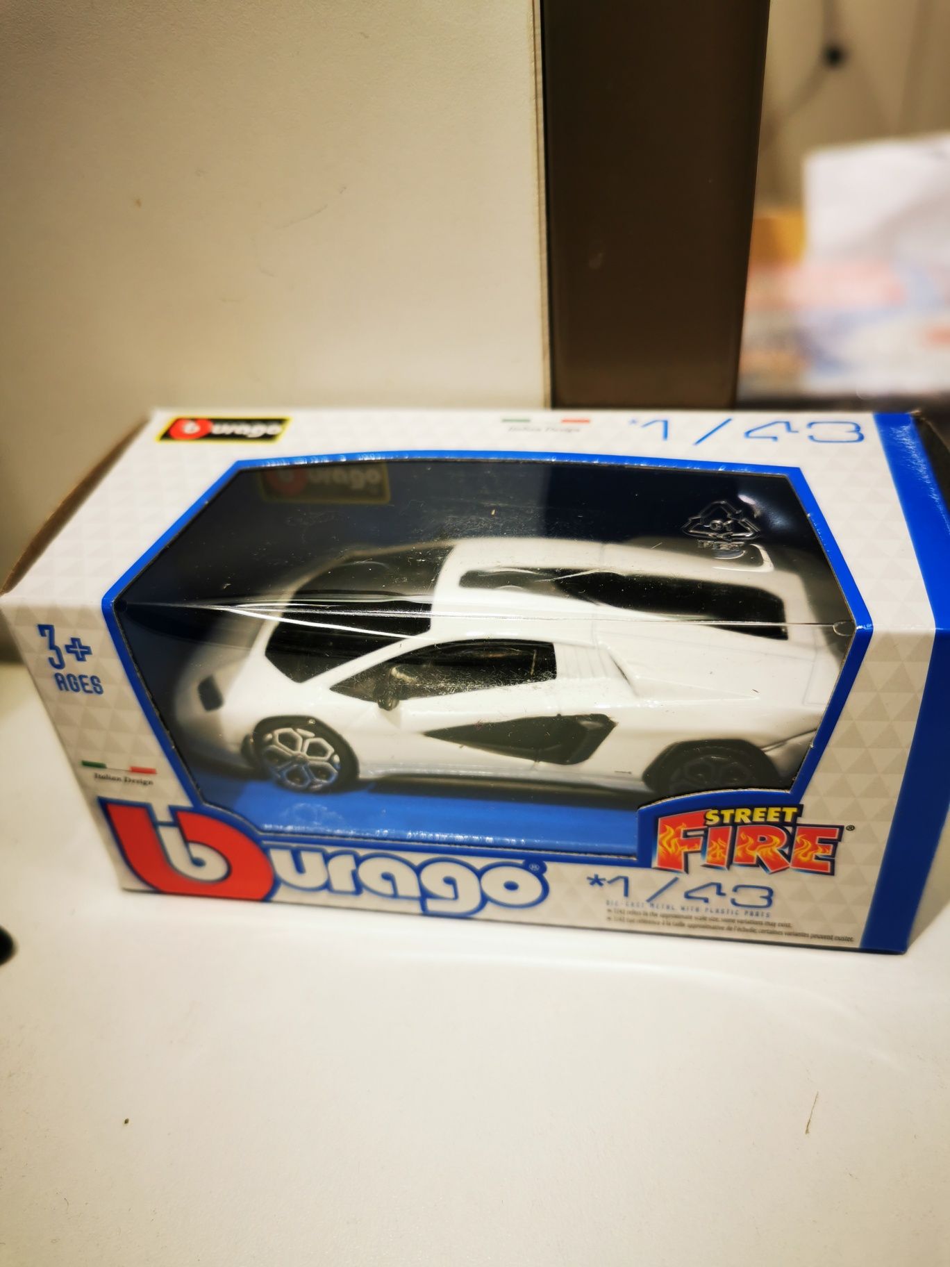 Lamborghini Countach LPI 800-4 Burago 1/43 Novo