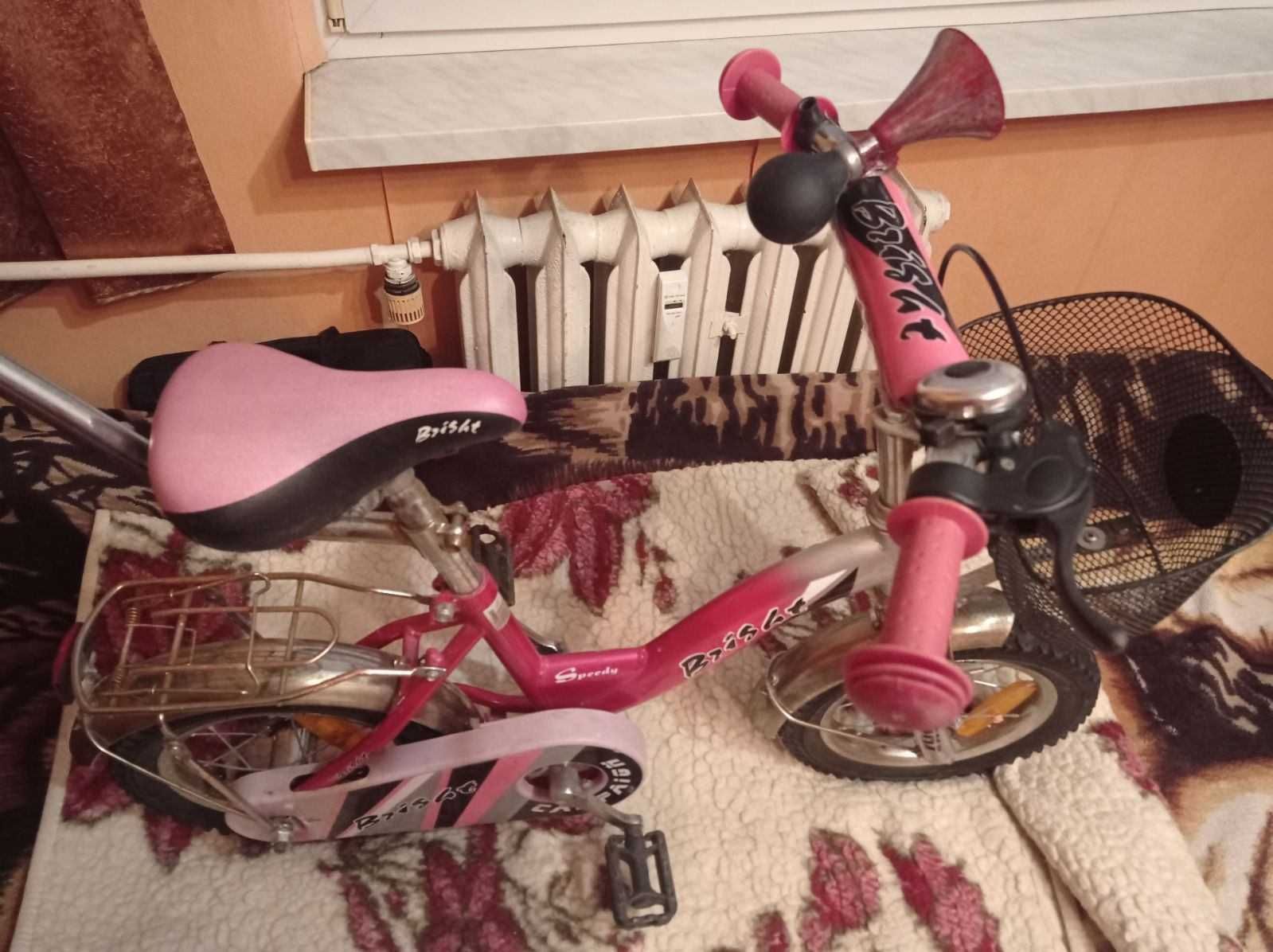 Rowerek dziecięcy dla dziewczynki.