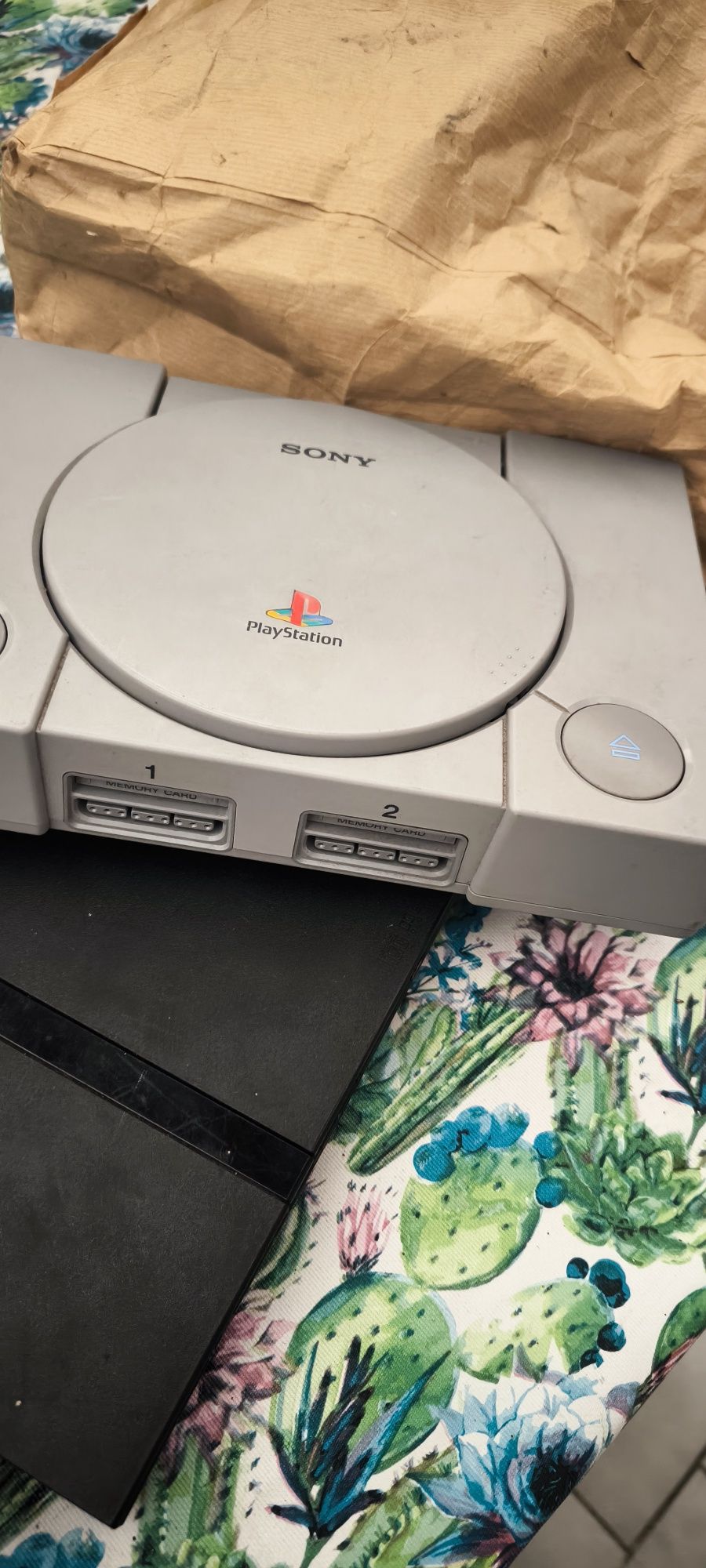 PS 1 com 1 jogo PS 2 + comando, pistola e cartão d memoria