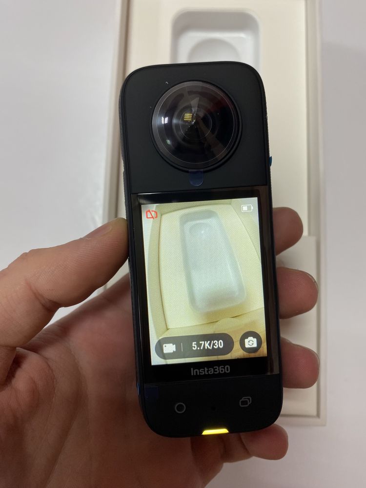 Камера Insta360 x3 открыта коробка