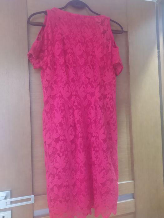 Czerwona koronkowa sukienka