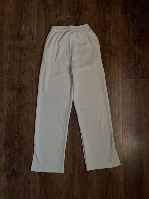 Жіночий костюмчик з акцентом на талії