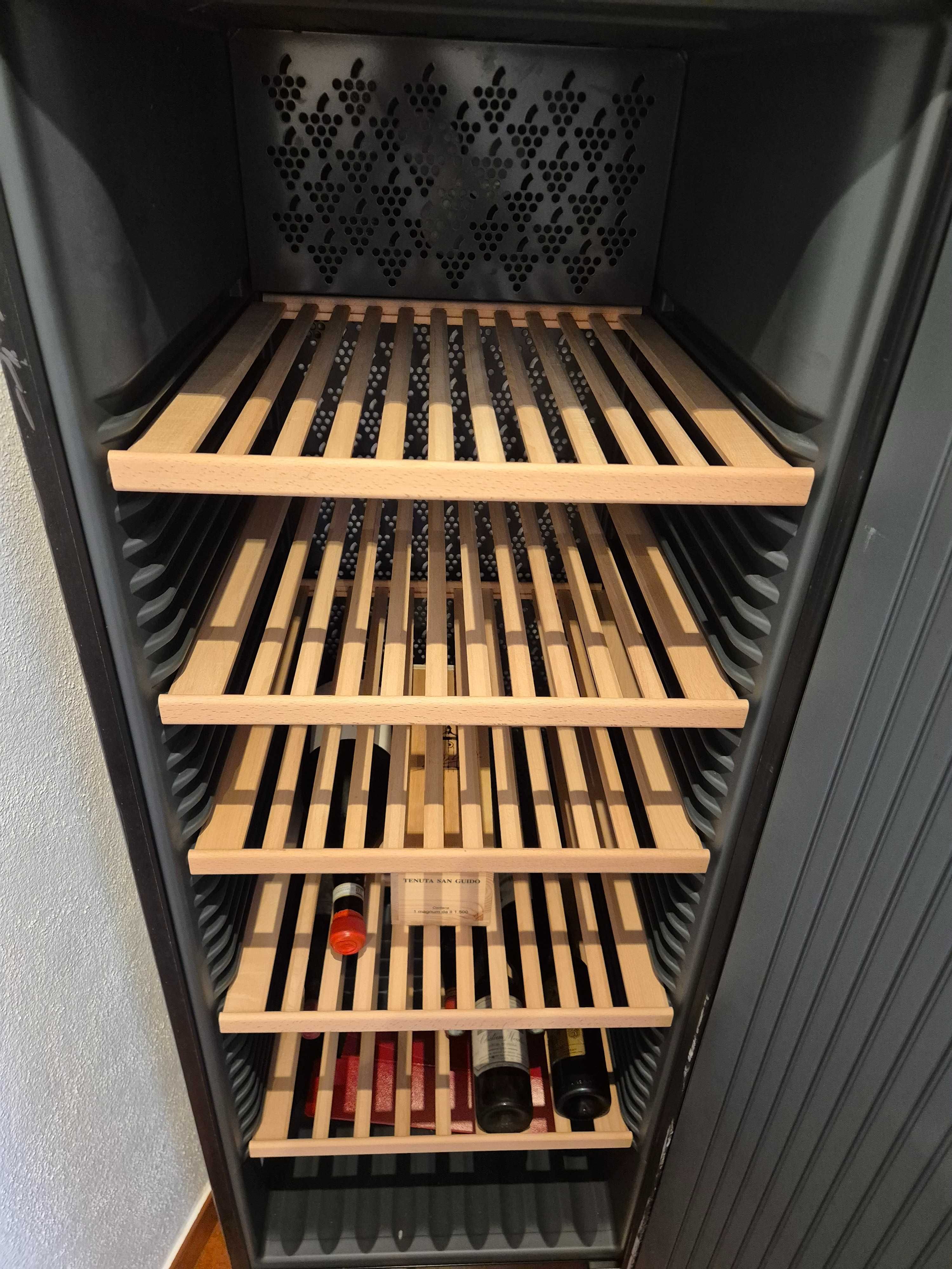 Garrafeira Climatizada LIEBHERR Vinothek (Grande Capacidade)
