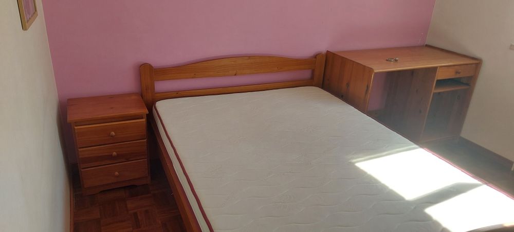 Mobilia de quarto em pinho