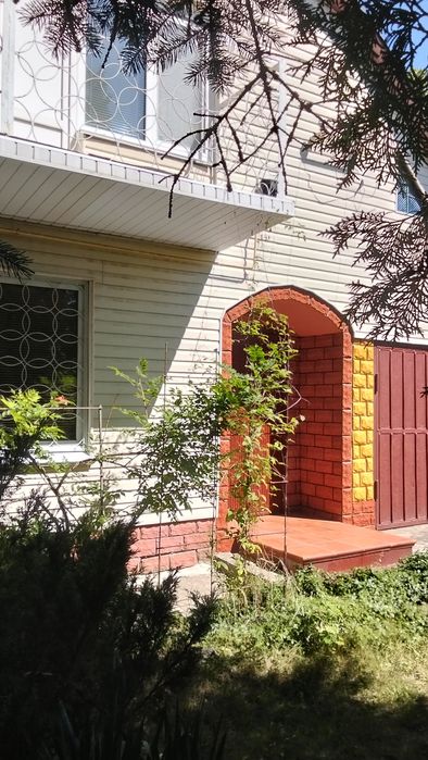 Продам кирпичный ,теплый дом с бассейном