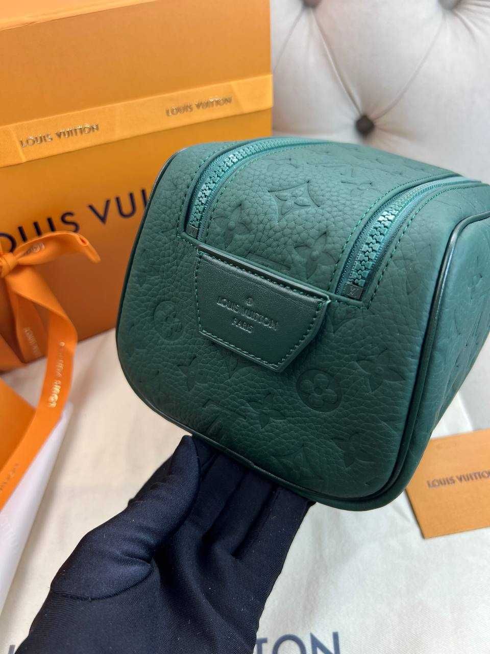 Зеленый несессер Louis Vuitton кожаная косметичка Луи Витон LV c870