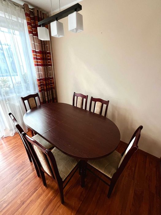 duży rozkładany drewniany stół + krzesła