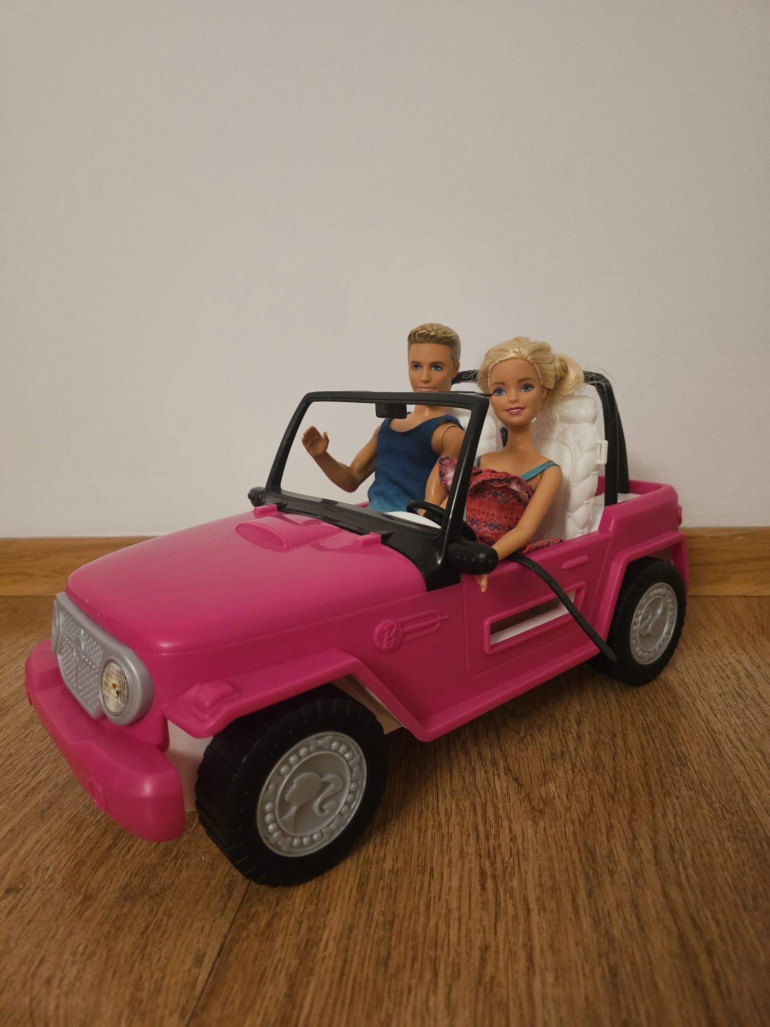 Lalka Barbie Ken w samochodzie