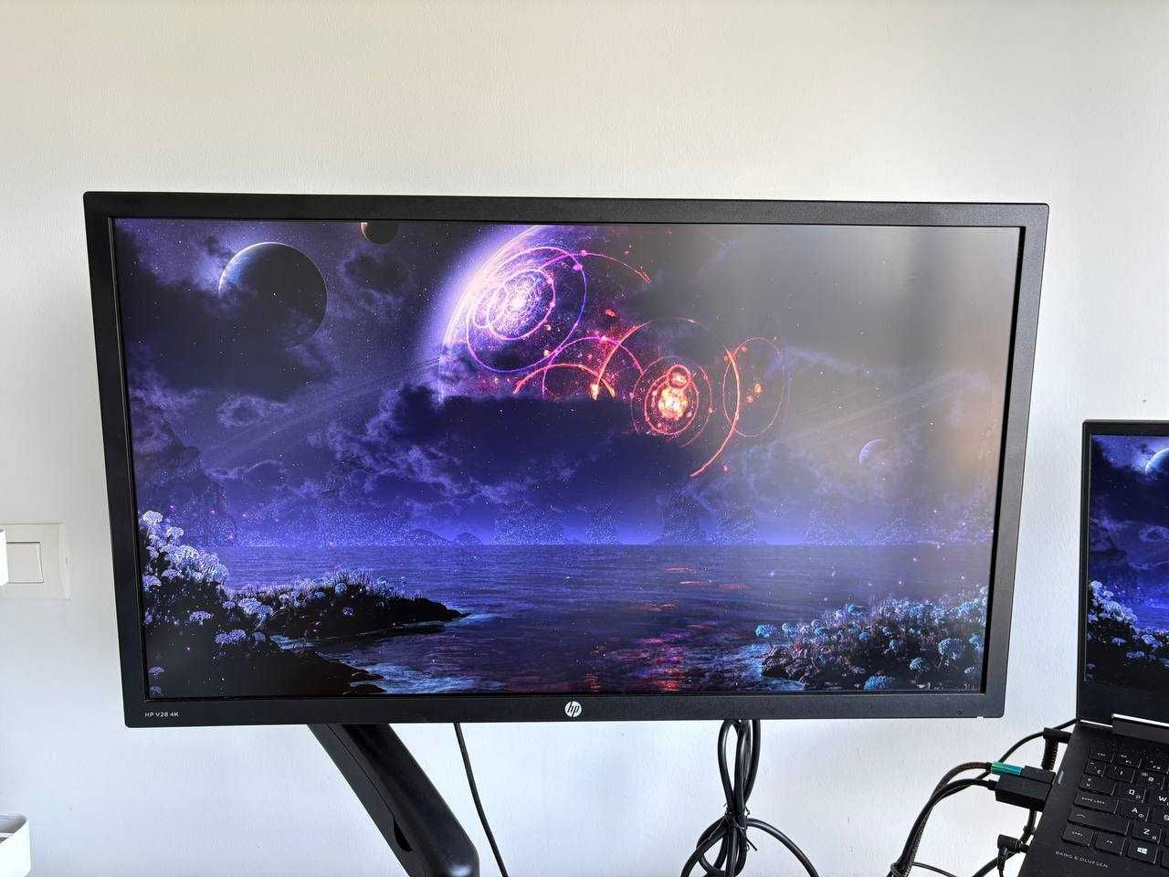 Monitor HP V28 4K.