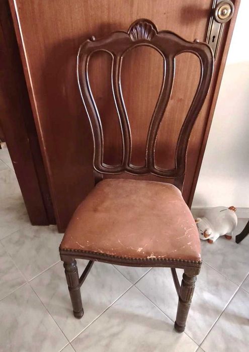 Cadeiras clássicas em madeira