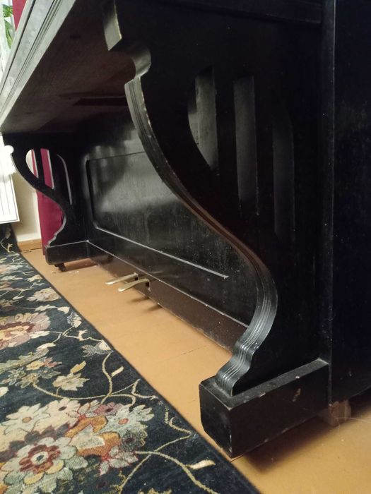 przedwojenne czarne, zabytkowe pianino Banasikowski