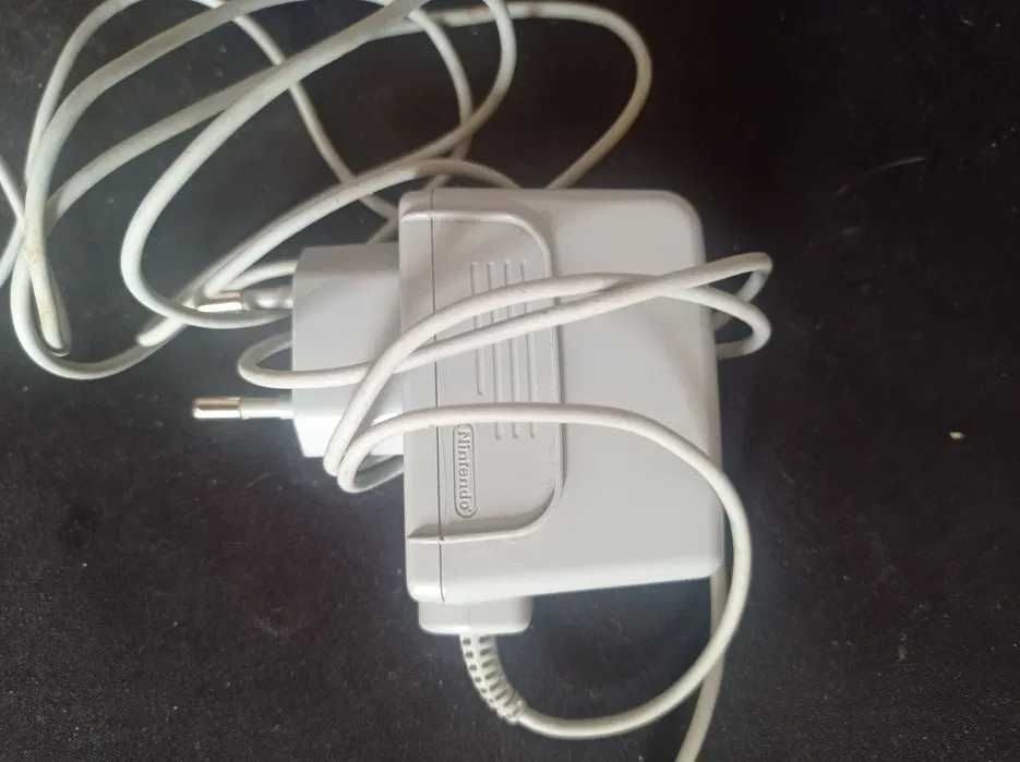 Nintendo 2DS Desbloqueado com carregador e cartão de 32GB