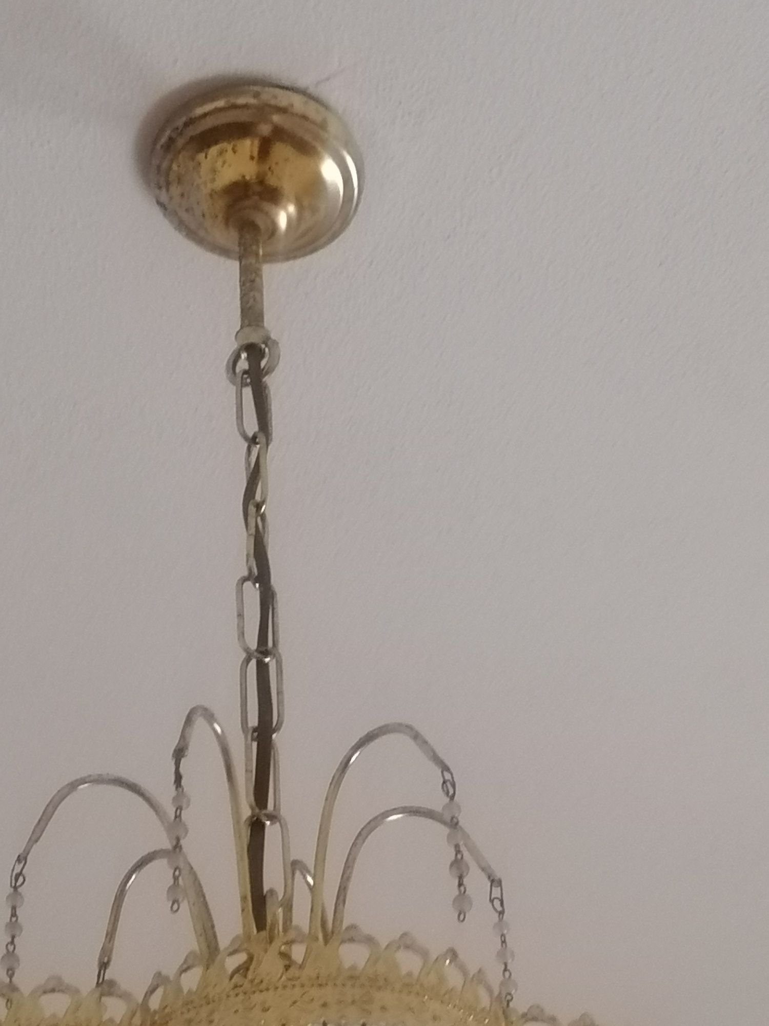 Candeeiro dourado e com apliques de vidro
