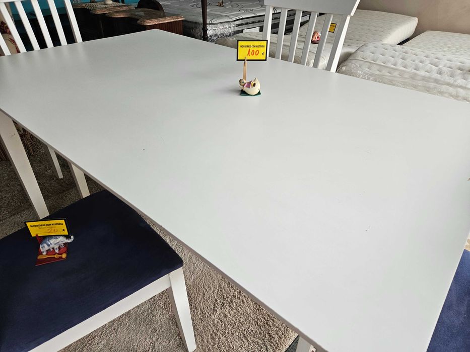 Mesa branca em madeira -Bom estado geral - Só a mesa as ca