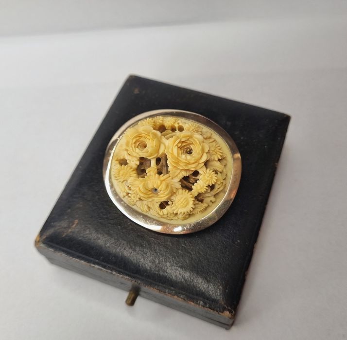 Antyk wiktoriańska rzeźbiona broszka złoto srebro kość