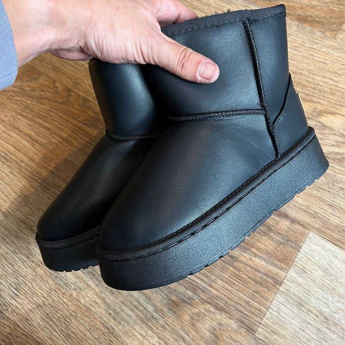 Уги жіночі чорні на товстій підошві