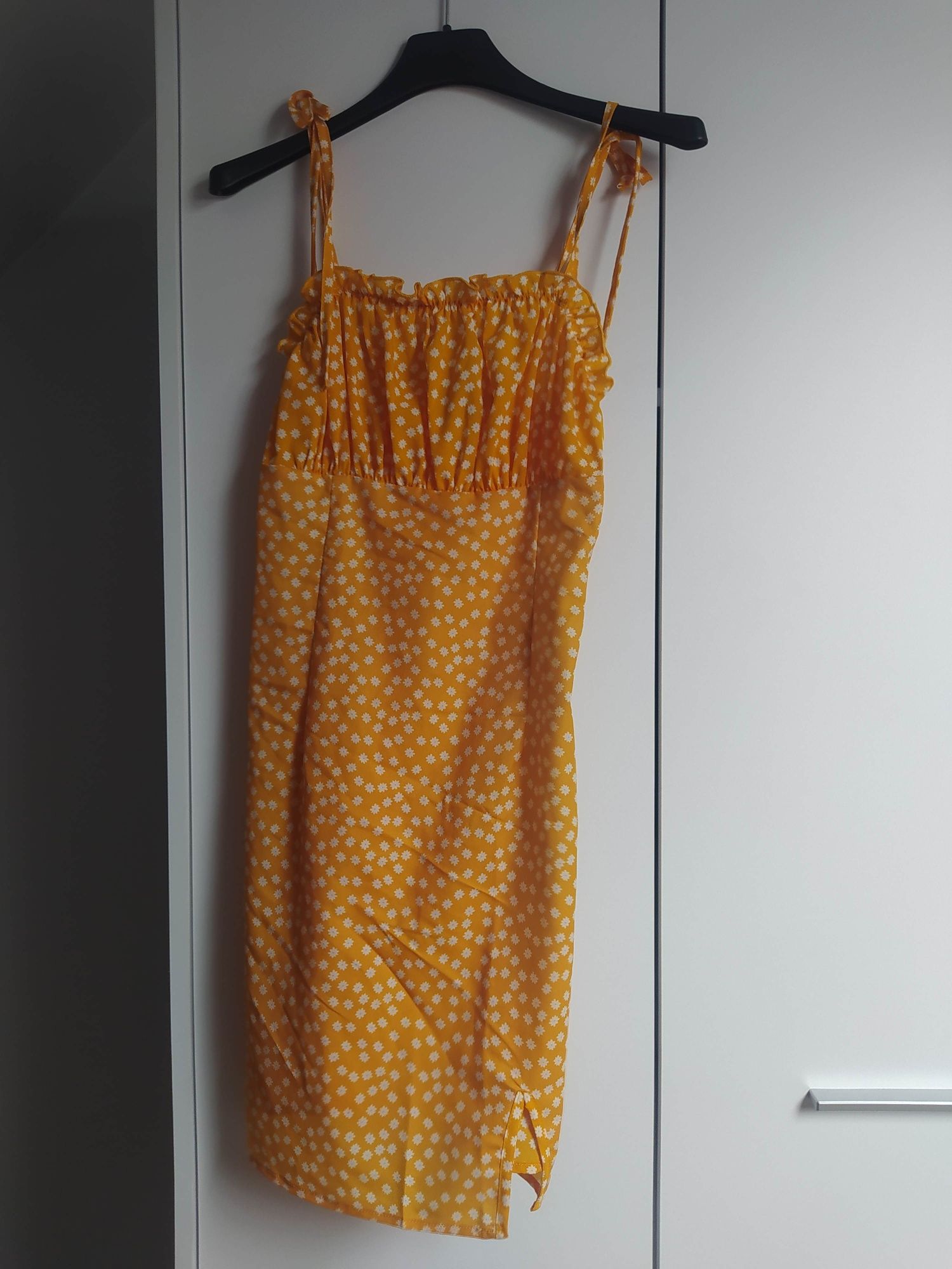 Żółta sukienka w stokrotki