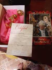 Róża Jana Pawła II z certyfikatem i książką