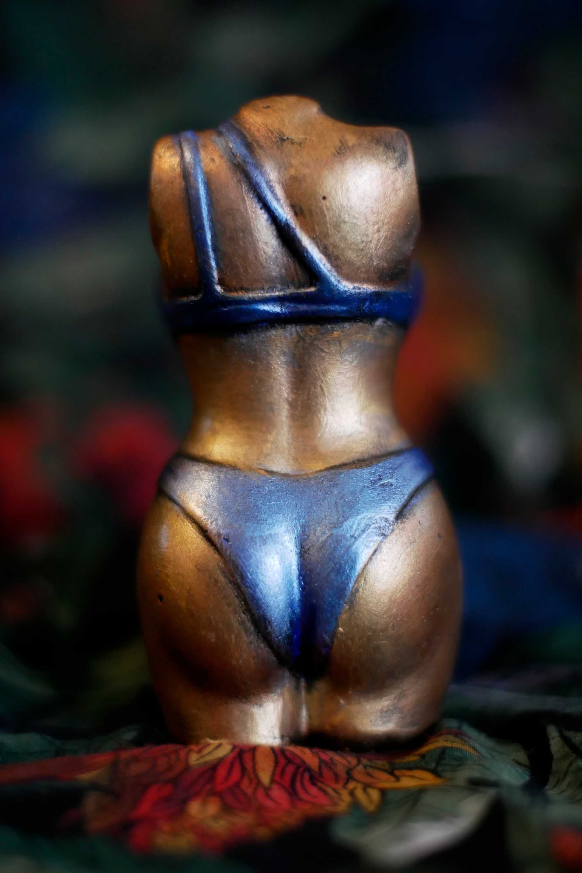 Figurka kobiety w kostiumie kąpielowym, rzeźba z gipsu, wys. 10,5 cm