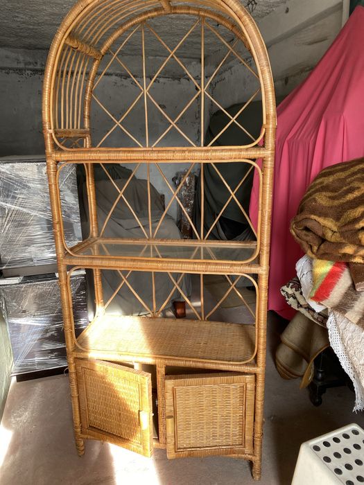 Armario em palhinha co parteleiras em vidro