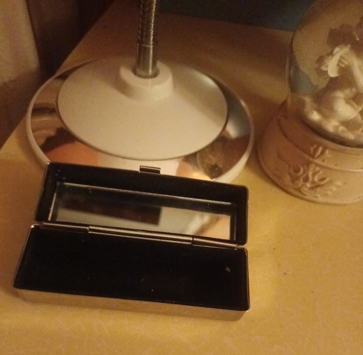 Metalowe etui na szminkę