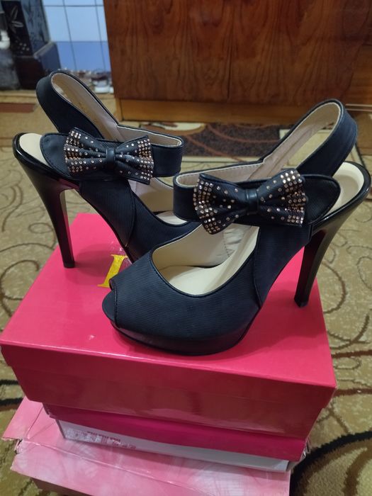 Босоножки на каблуке