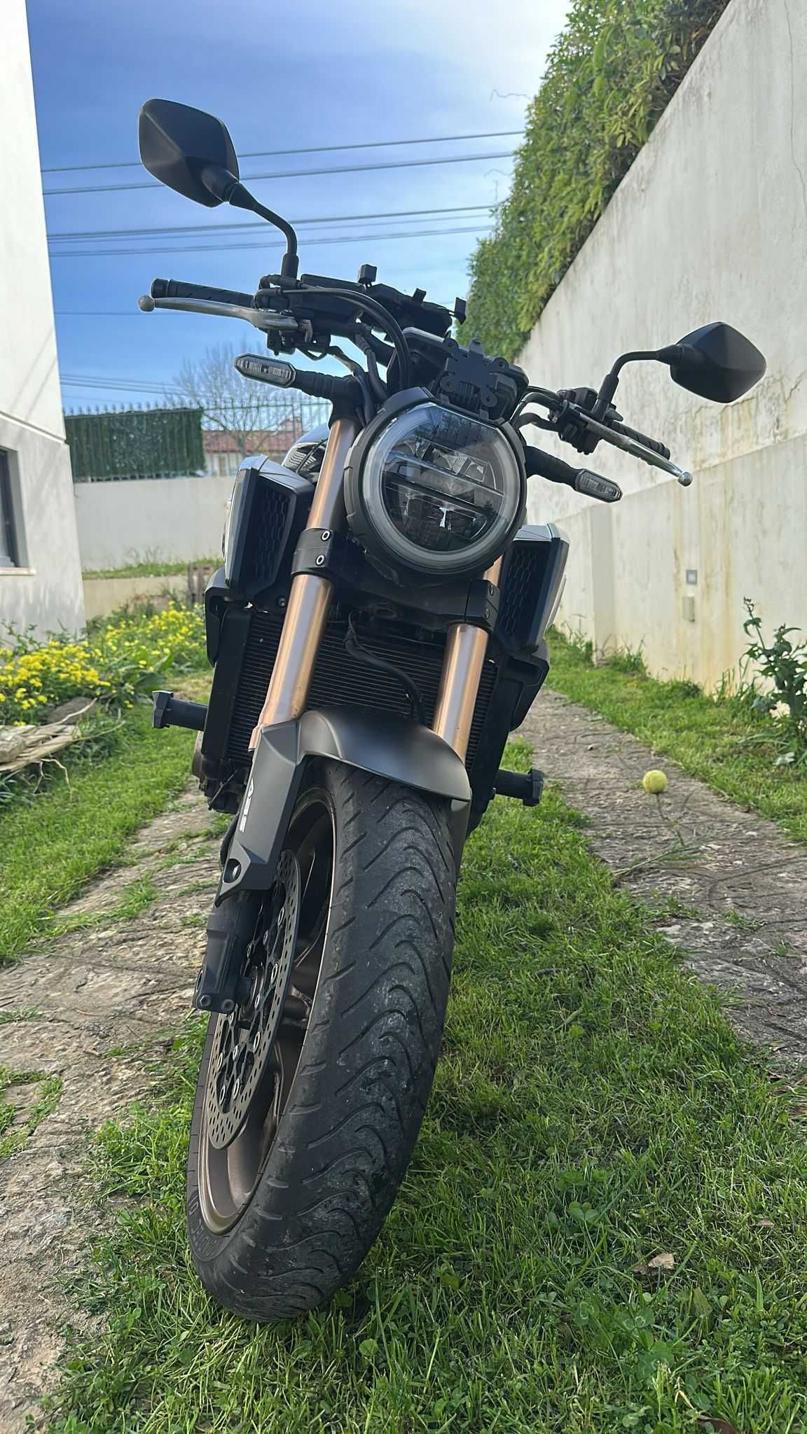 Vendo Honda CB 650R 19.000km 2020  com muitos extras