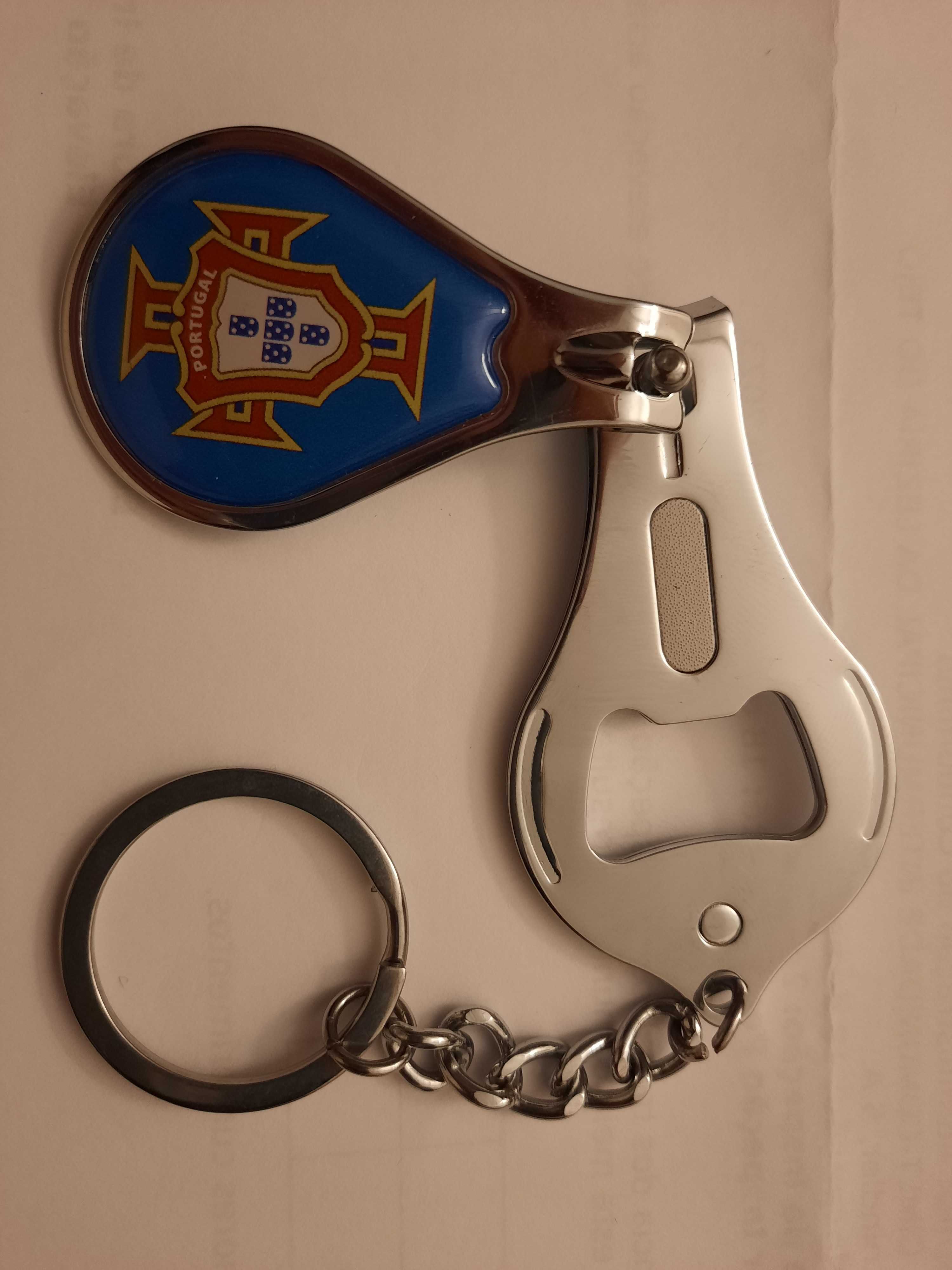 Porta chaves com corta unhas, lima e abre cápsulas, min. 300 unids.