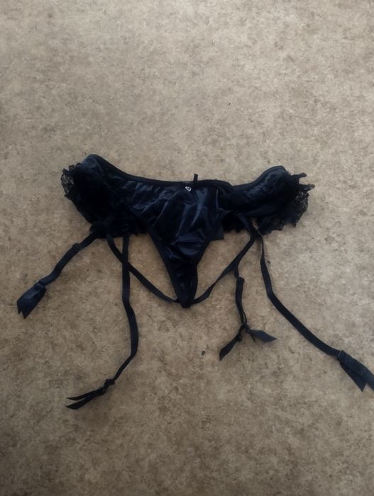 Stringi damskie z paskami do pończoch używane M