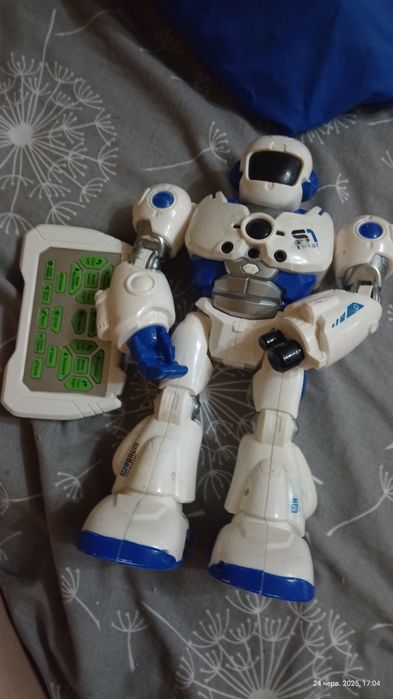 Робот с пультом управления