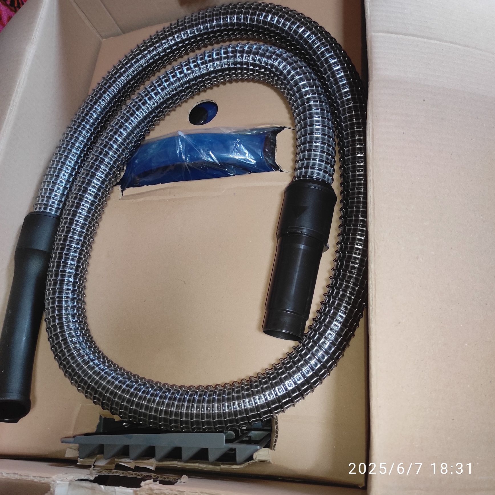 Пилосос миючий BOSCH AguaWash& Clean Serie 4