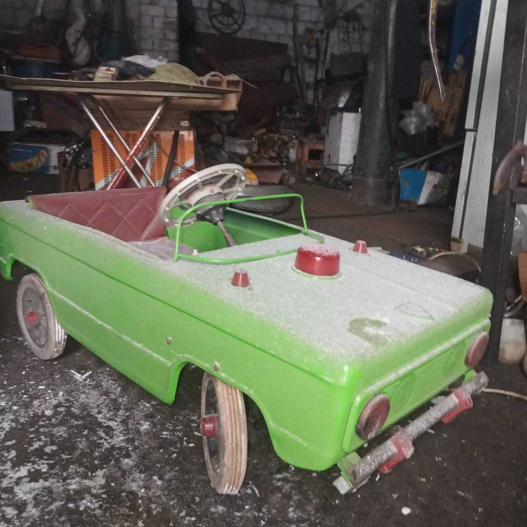 Детский большой металлический педальный ретро автомобиль на реставраци