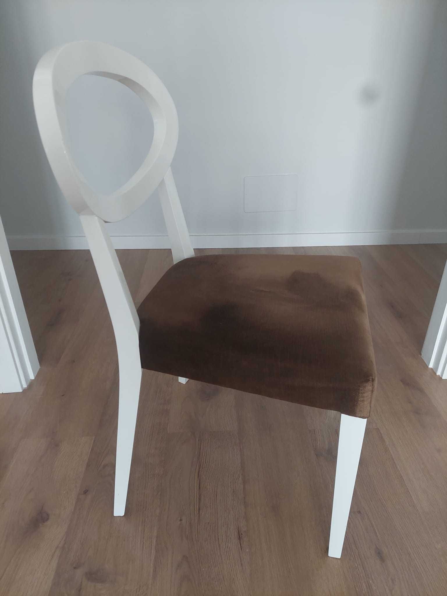 Cadeiras lacadas a branco