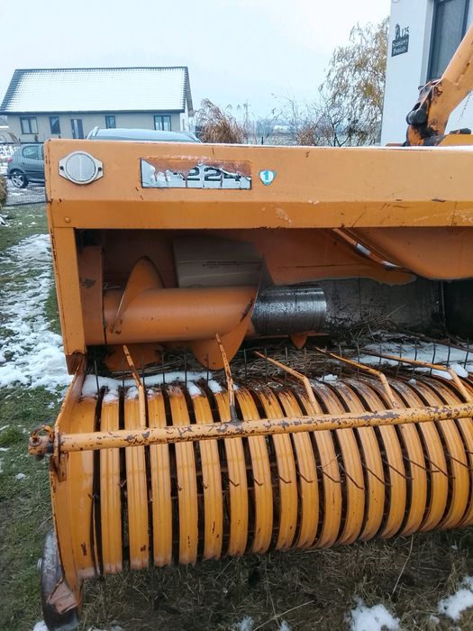 Prasa kostkująca siano, słomę