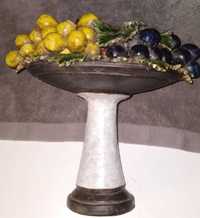 Антикварная керамическая ваза с фруктами.