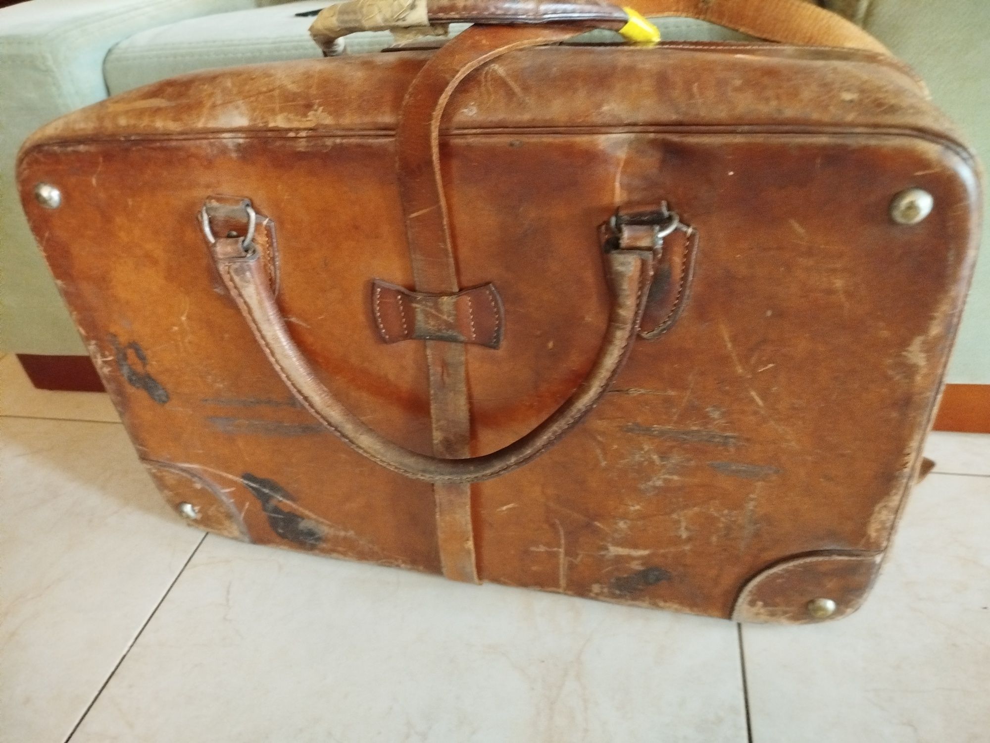 Walizka podróżna retro na 6 zdjęciach