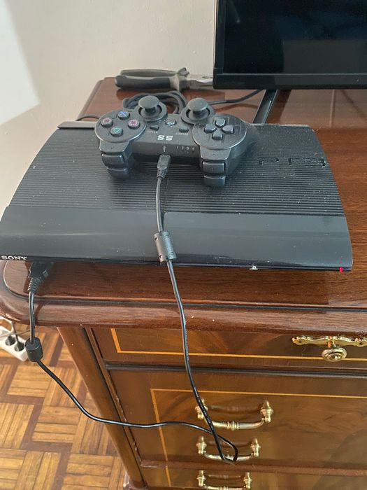 PS3 com 1 comando e 6 jogos