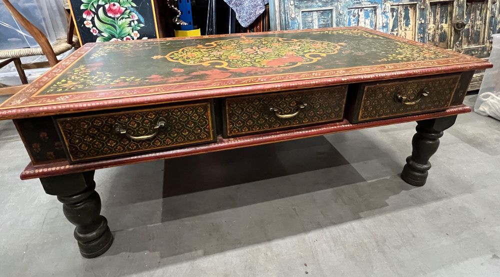 Unikatowy stolik kawowy drewniany z szufladami w stylu indyjskim