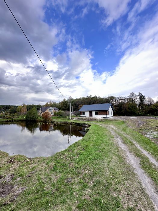 Продаж будинку з зарибленим озером.